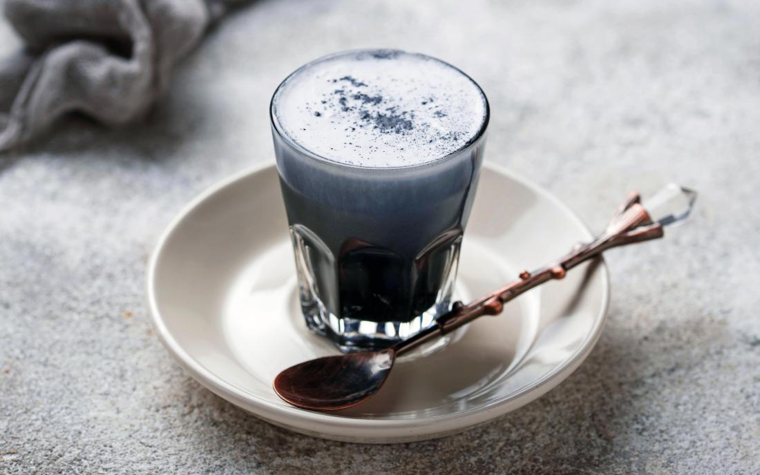 a detox drink containing activated charcoal