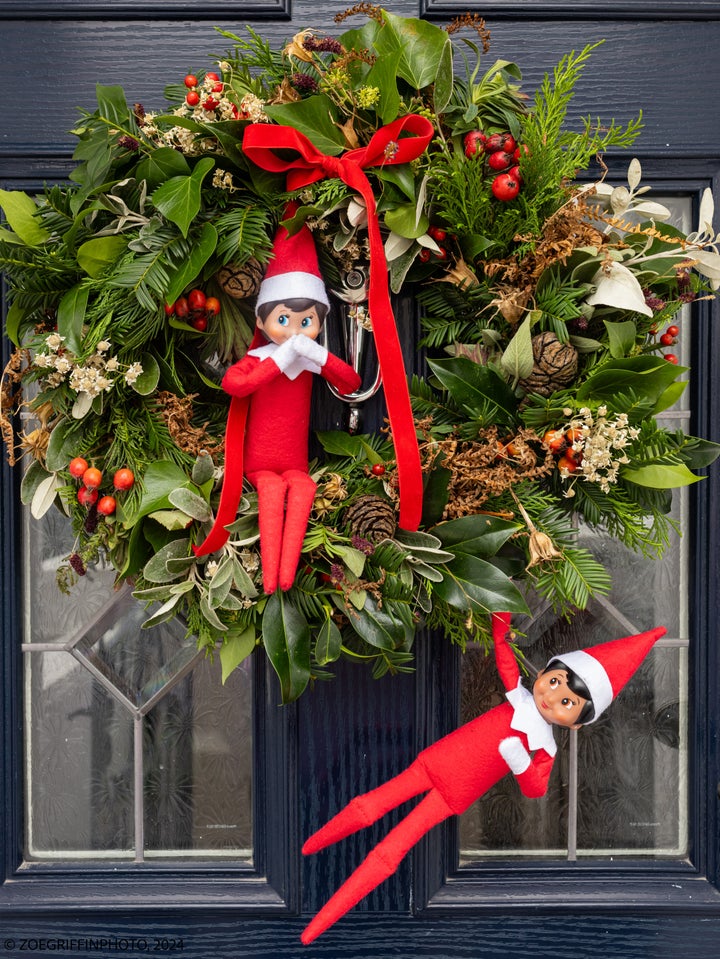 Elves on the wreath