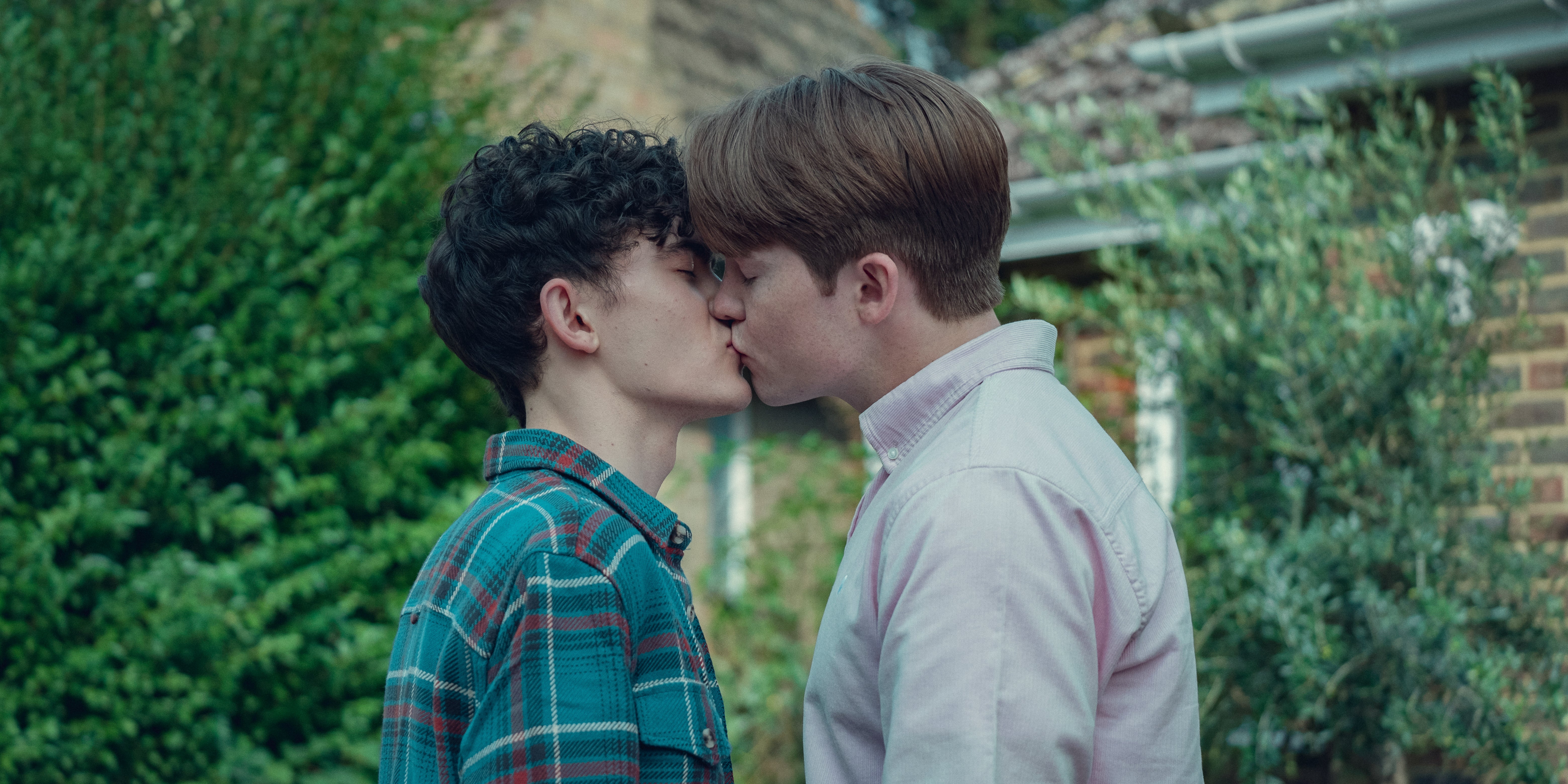 Joe Locke and Kit Connor share a kiss as Charlie and Nick in Heartstopper