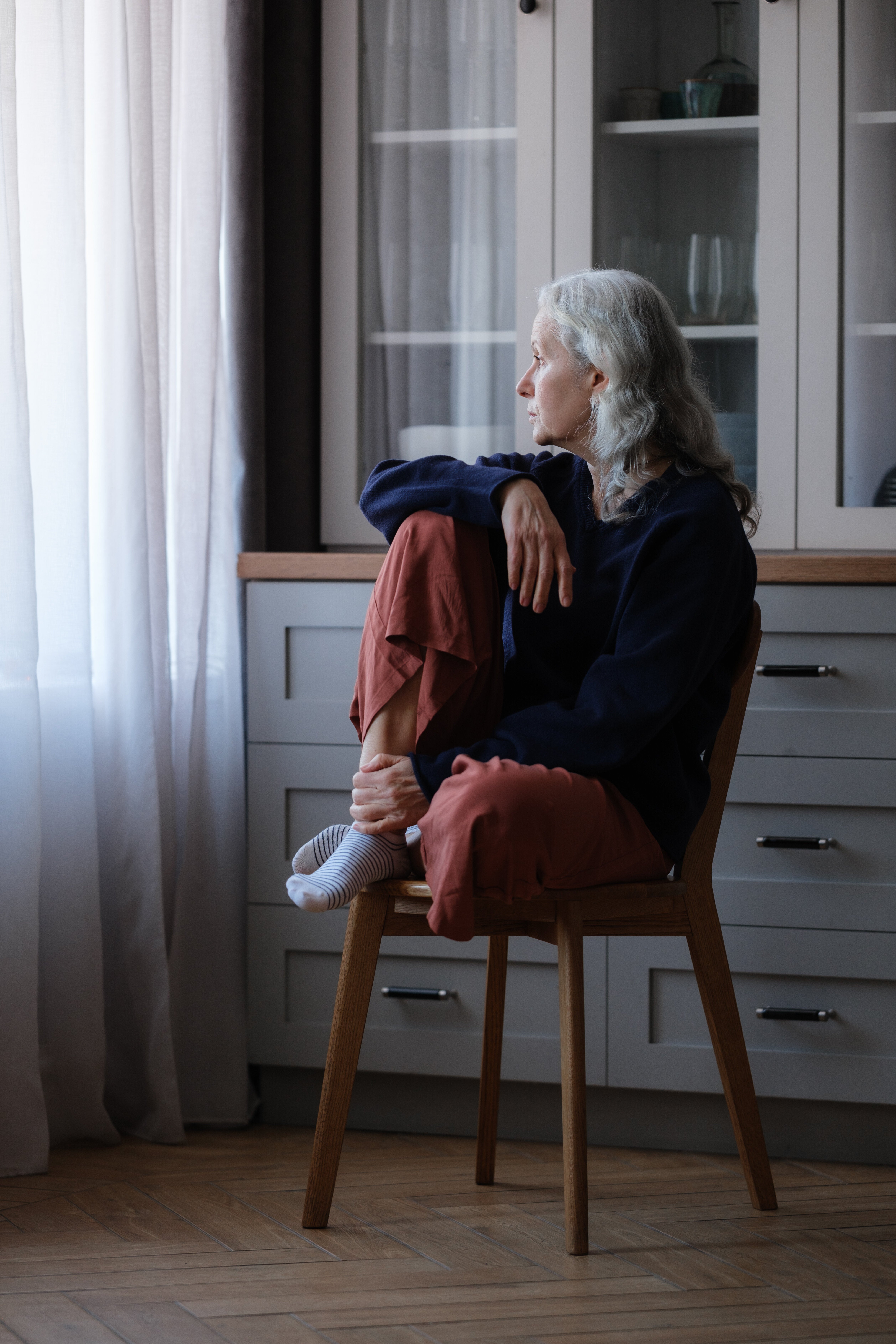 Researchers found that the participants who reported experiencing high loneliness showed a significantly lower initial memory performance, but that loneliness did not affect the rate of decline in memory scores among all the participants over time. 