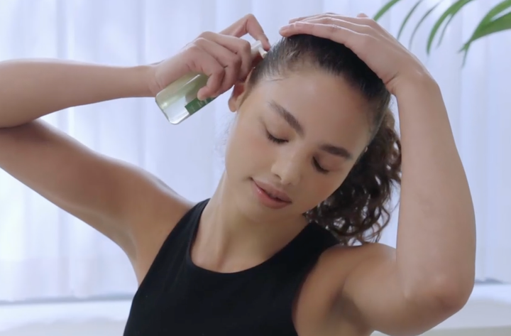 The spray can be used on wet and dry hair.