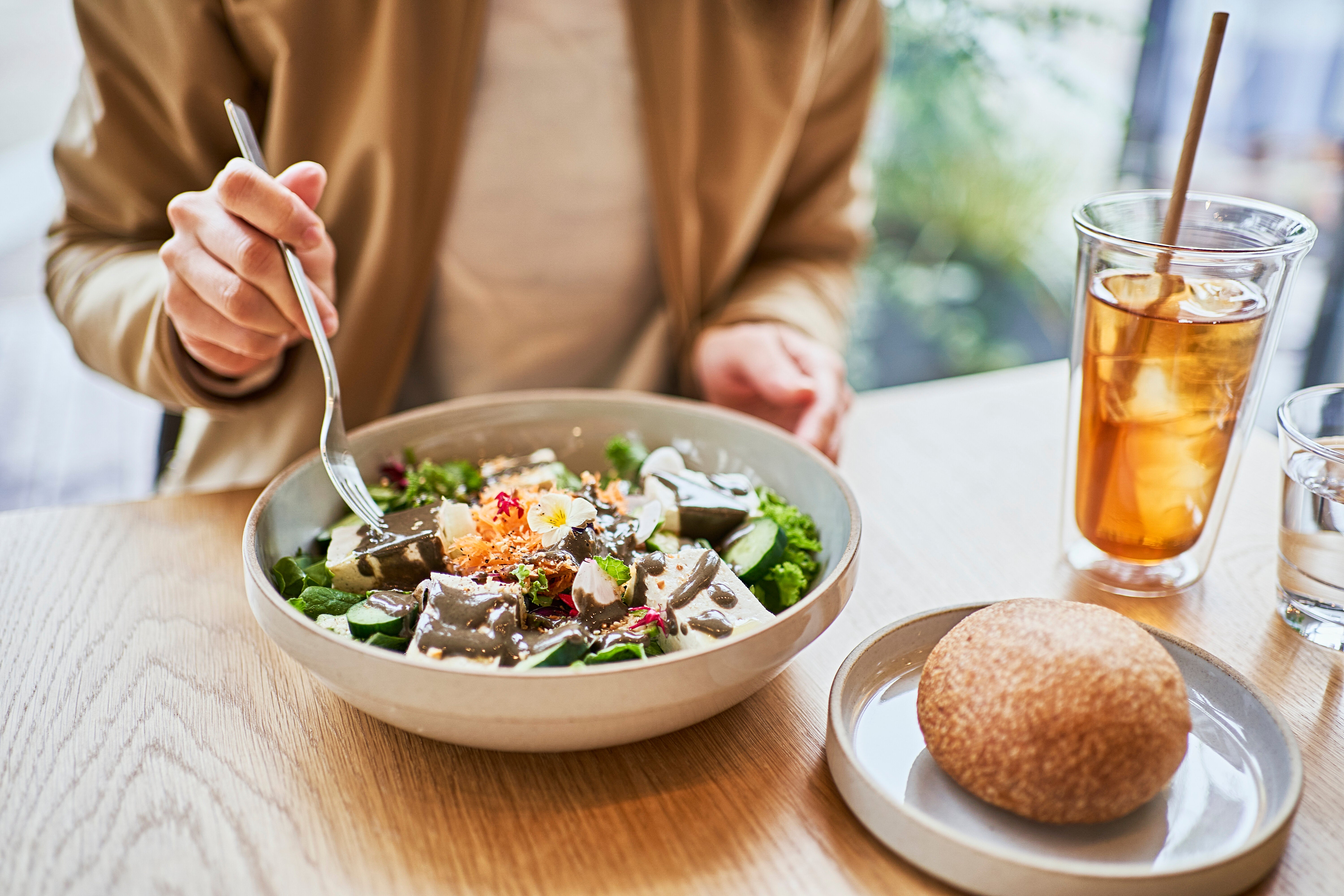 A viral social media video claimed that eating with your non-dominant hand can help lower your dementia risk, but doctors say that isn’t entirely true.